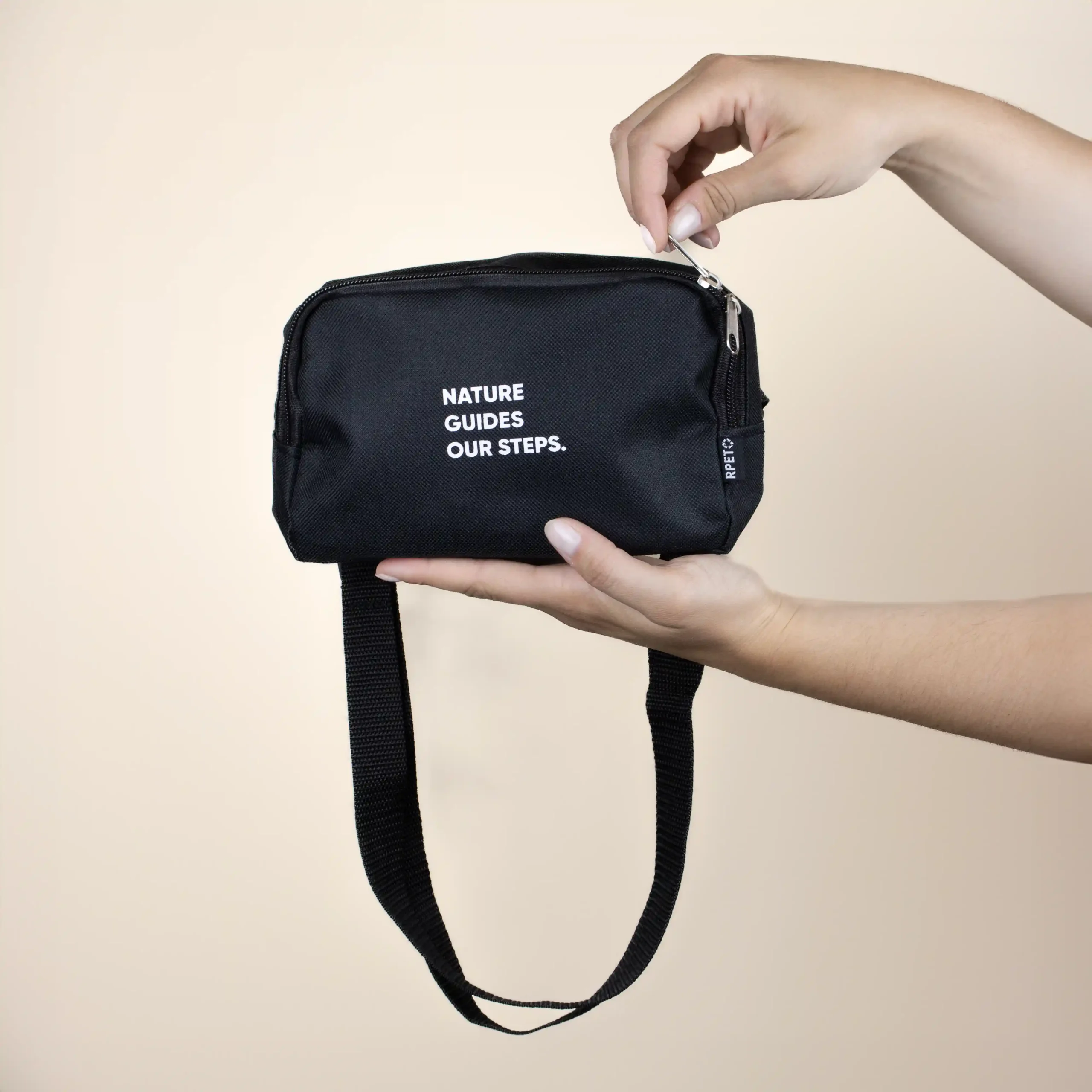 PORTIA: Riñonera negra de rPET