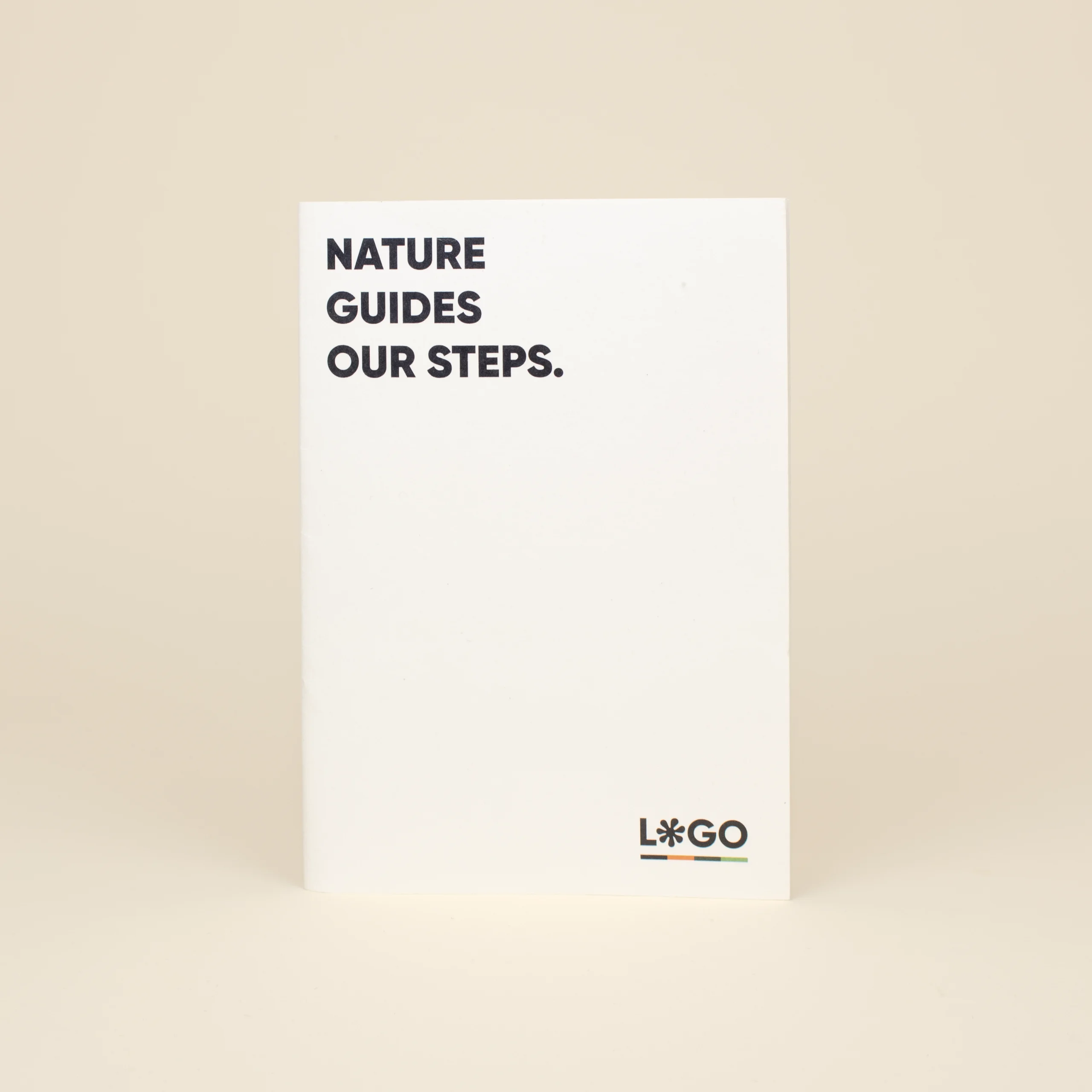CRUDO: Carnet agrafé avec couverture en déchets revalorisés. Impression en quadri sur le recto et le verso de la couverture.