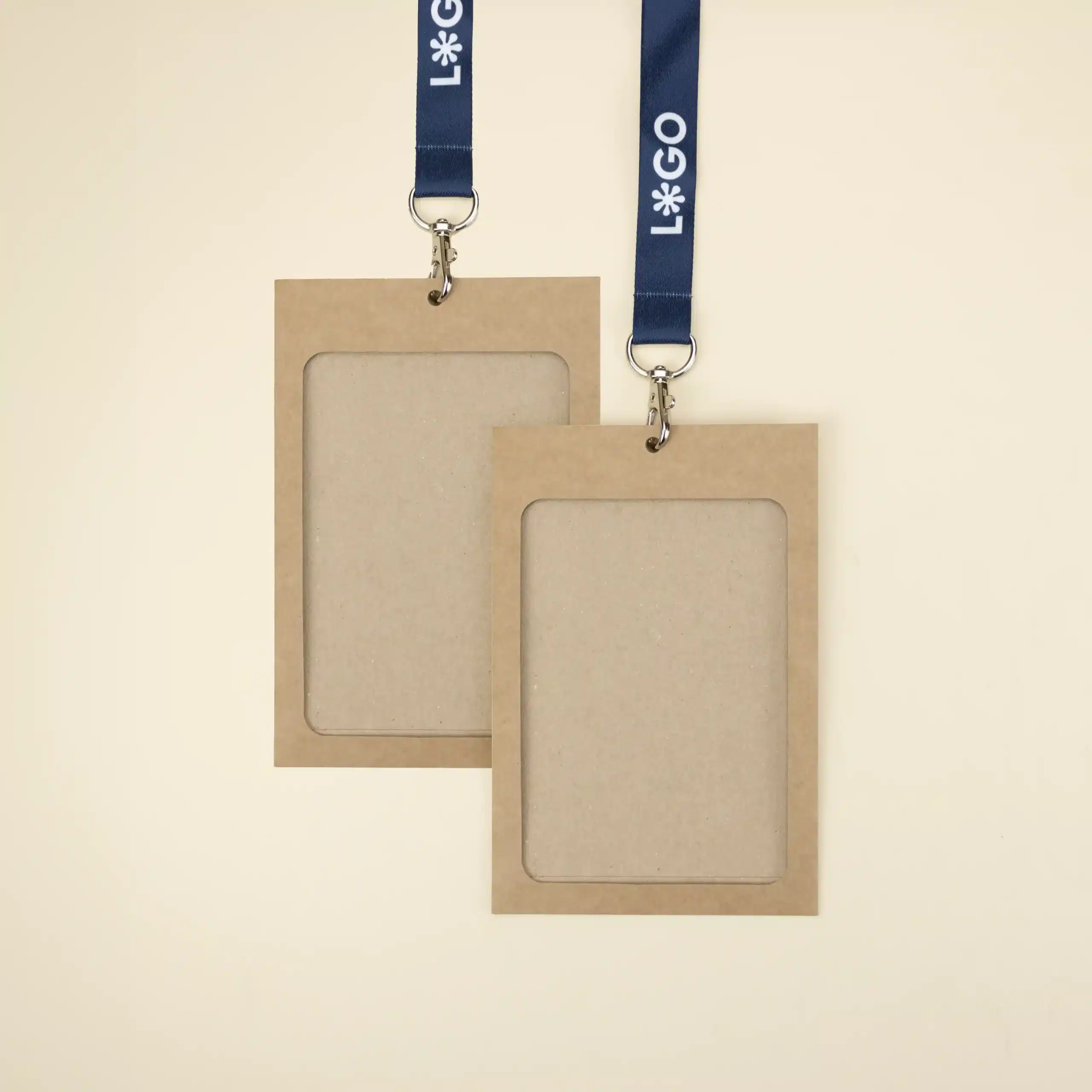 [12009] KIT ÉVÉNEMENT : Porte-badge KASE 0/0 (13X9cm, kraft, sans marquage) + Lanyard rPET COLLIN (impression en quadri recto/verso)